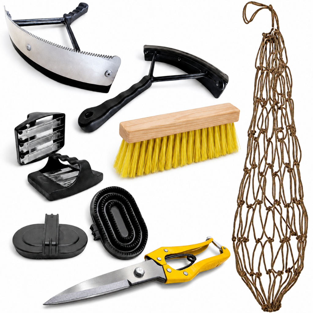 Kit Limpeza Cavalo 6 Itens Banho Escovão Raspadeiras Rodo Tesoura De Crina + Porta-Feno Equino